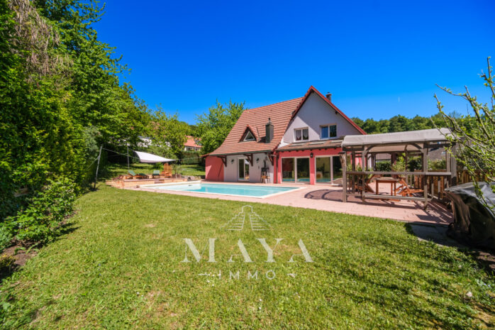 HIRSINGUE, maison de 186m2 sur 12.59 ares avec piscine